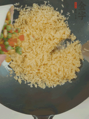 下豌豆粒、胡蘿卜粒、玉米粒。（買(mǎi)現(xiàn)成冷凍的雜菜即可，非常方便）