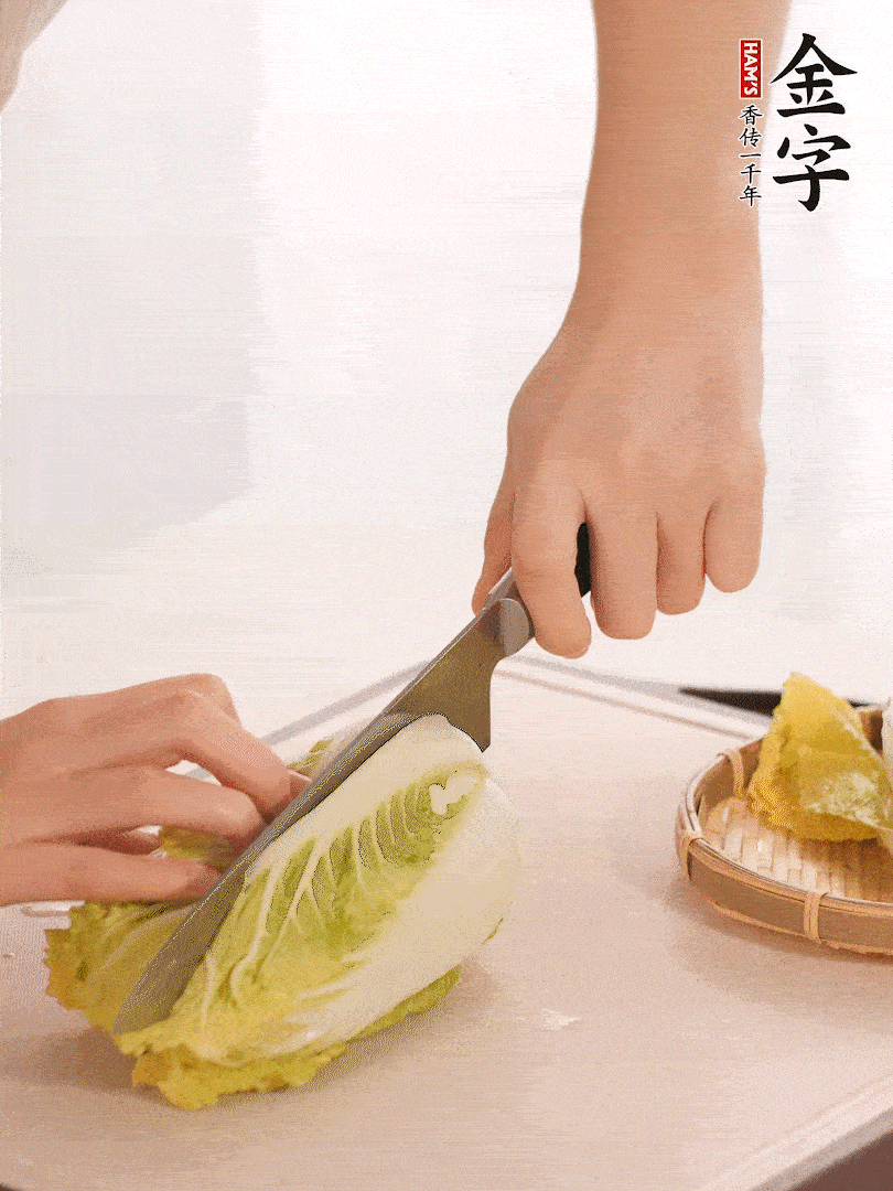 生姜切末，白菜改刀成成塊。