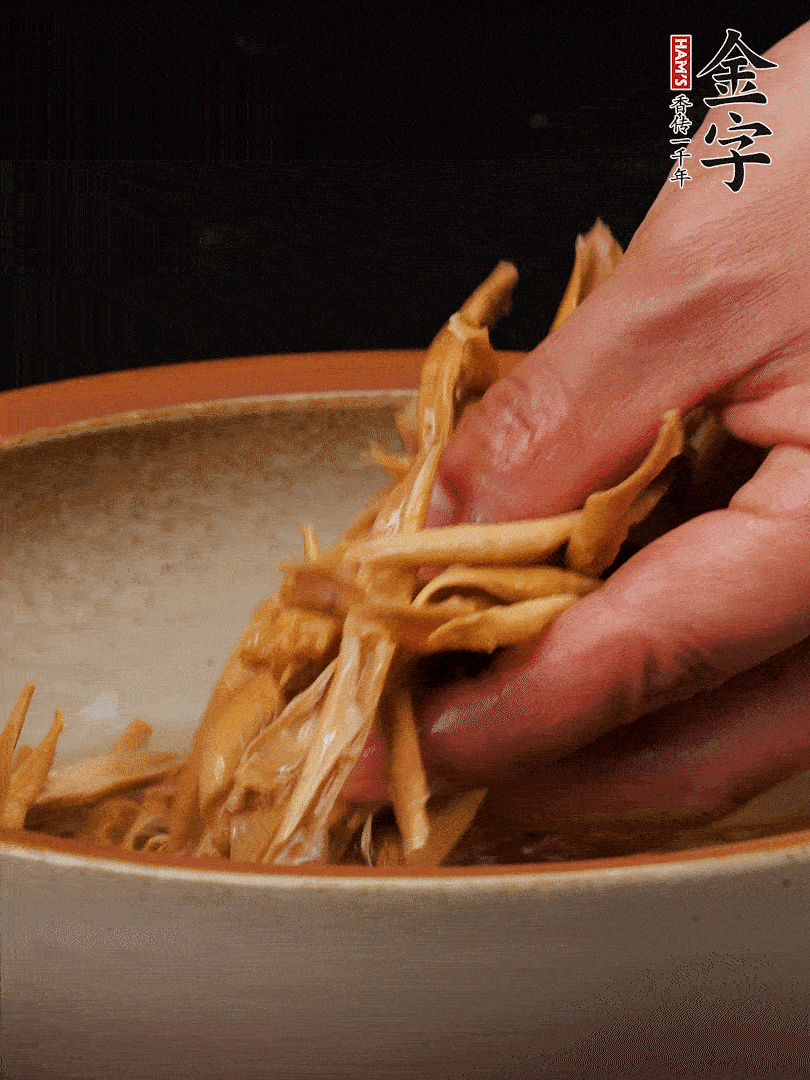 農(nóng)家土筍尖提前泡軟，用刀劃成細絲，這樣會更加入味。