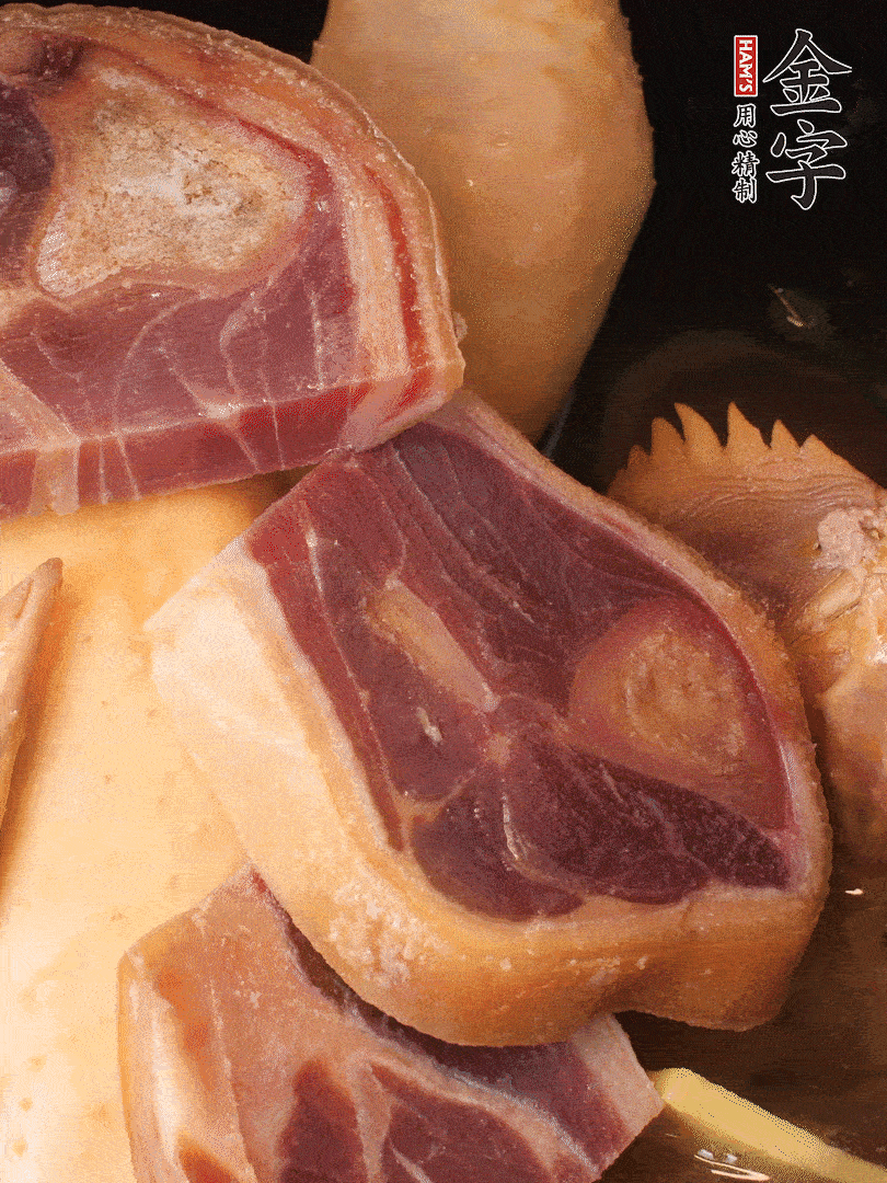 火踵、老母雞加蔥、姜、料酒、清水，大火燒開后轉小火，燉1小時