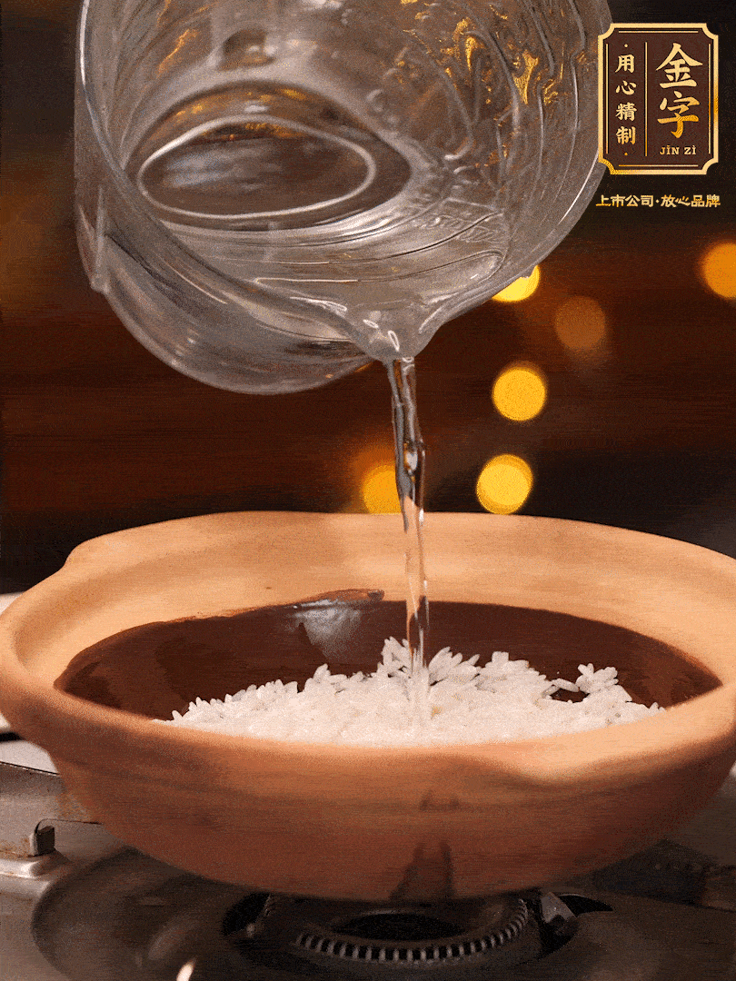 選一個(gè)中意的砂鍋加入1勺花生油并刷勻，倒入泡好的絲苗米、開大火煮至沸騰冒大泡后，轉(zhuǎn)中火蓋蓋燜煮5分鐘