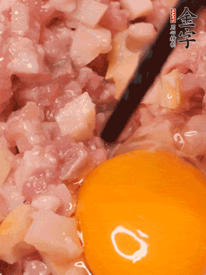 豬肉末、咸肉丁，分次加蔥姜水，一勺糖、一丟白胡椒，春筍丁，打入一個雞蛋