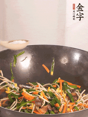 炒合菜：金字醬油肉、綠豆芽、韭菜