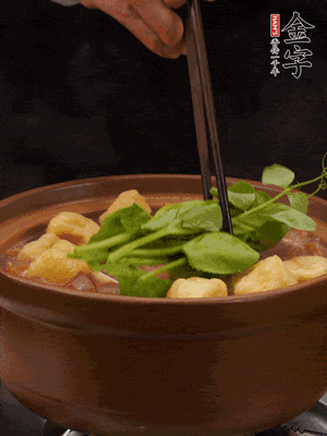 加筒骨煲的經(jīng)典配菜：金字土香腸、油豆腐、千張蓋上蓋子燜一會兒，耐心等候10分鐘。