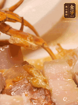 顏色變紅時(shí)，放蔥結(jié)、姜片煸香，再放咸肉、茭白、毛豆翻炒