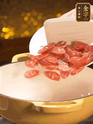 鍋里放油，香腸煸炒出多余的油脂，然后放小米辣