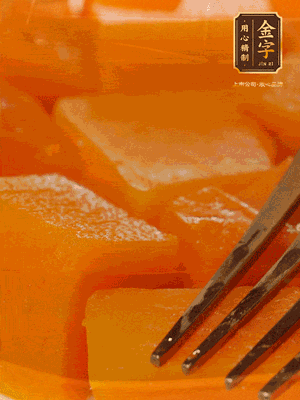 南瓜去皮，一半切塊備用，一半切塊蒸熟，碾成泥