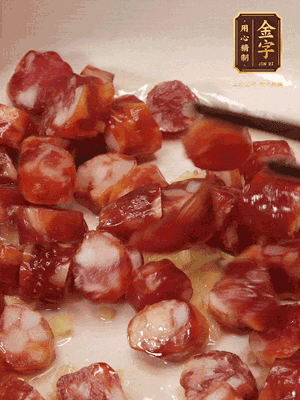 砂鍋熱油，下姜絲、香腸煸香