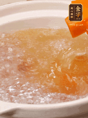 倒入開水、南瓜塊、南瓜泥中火煮5分鐘