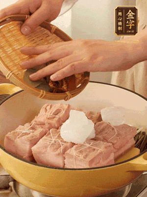 五花肉皮朝下，桂皮、八角、香葉、冰糖、生抽、花雕酒