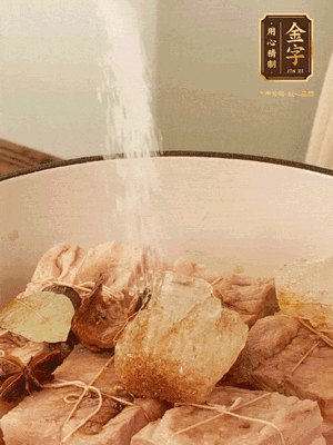 加水沒過，大火煮開轉(zhuǎn)小火慢燉2小時，煮到收汁