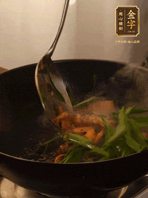 黃豆醬、鹽、糖調(diào)味，淋一圈花雕酒，蒜白先下，蒜葉后下