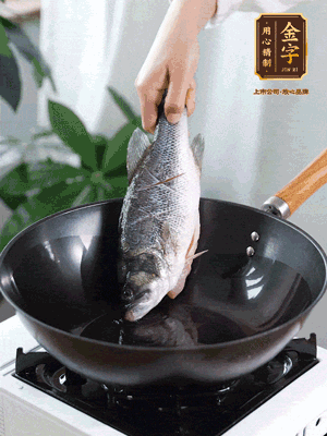 熱油，加1大勺豬油、姜片，再下鱸魚，煎至定型后翻面。（加點(diǎn)豬油，燉出的魚湯更容易變?yōu)榍逅哪贪咨＃?>
					</div>
					<span>步驟 3/6</span>
					<p>熱油，加1大勺豬油、姜片，再下鱸魚，煎至定型后翻面。（加點(diǎn)豬油，燉出的魚湯更容易變?yōu)榍逅哪贪咨?。?/p>
				</li><li>
					<div   id=