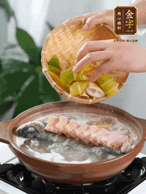 倒開水燉煮后轉(zhuǎn)移入砂鍋，淋料酒去腥、加少許鹽調(diào)味，再依次加咸肉、春筍燉煮15分鐘。