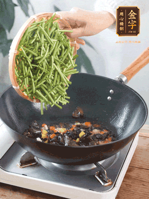 熱油煸香蒜末、姜粒、小米辣，再下臘肉煸炒出香味