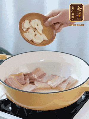 熱油下咸肉煸出香味，加蒜片、毛豆翻炒均勻