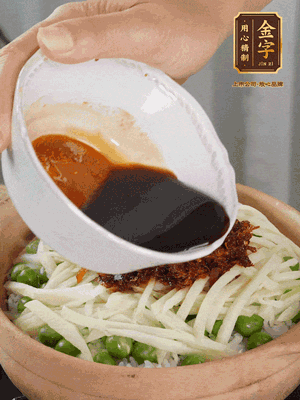 繼續(xù)小火燜3分鐘，淋上XO醬攪拌均勻。
