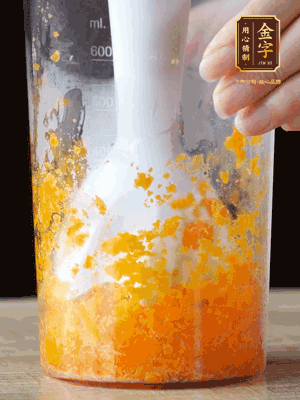加玉米油、水怡、水揉搓成細(xì)膩的面團(tuán)。松弛半小時(shí)后，分成37g一個(gè)