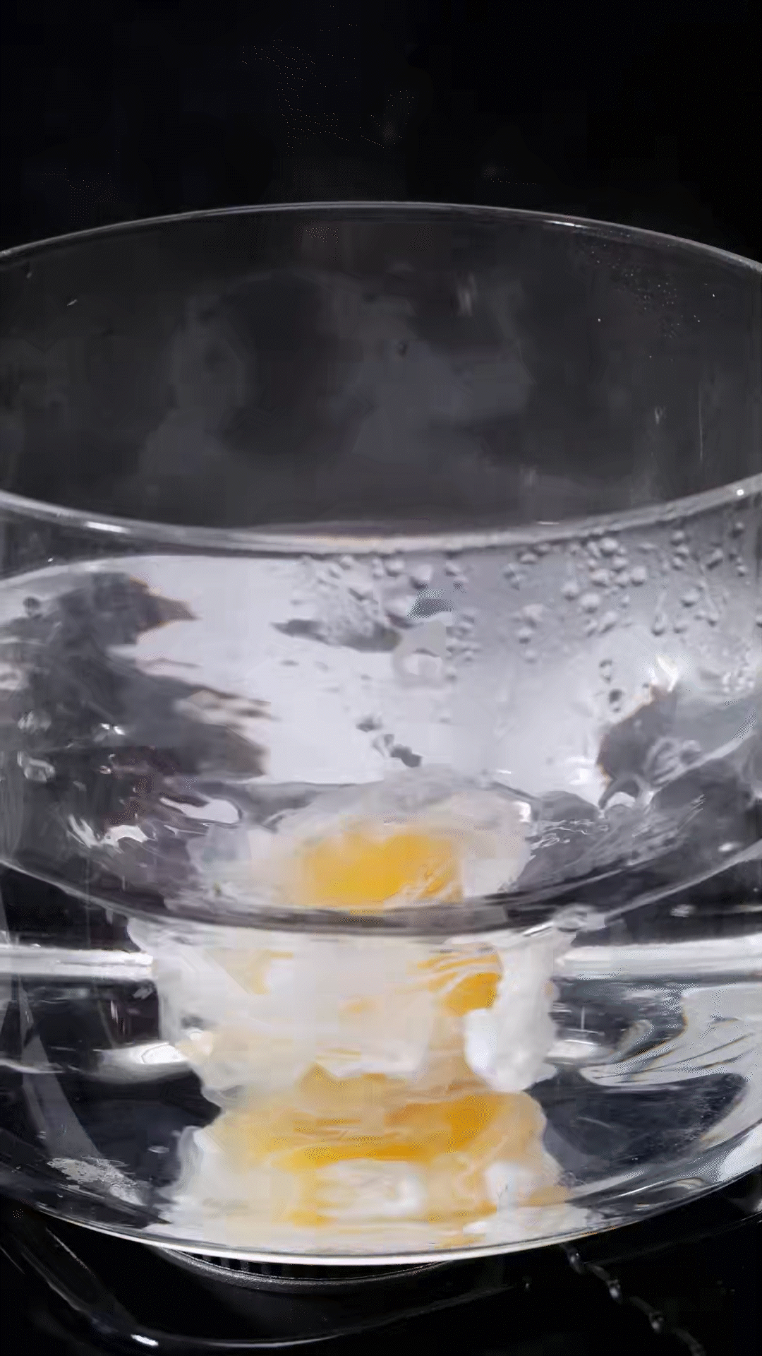 水開加入白醋和雞蛋，做成水波蛋

